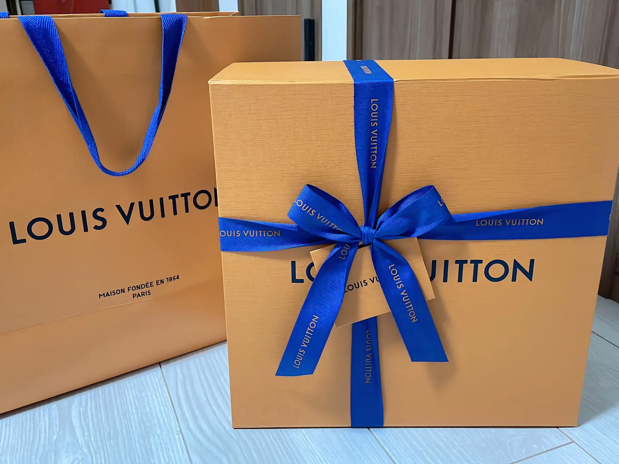 Full set: Louis Vuitton Box with Ribbon and Paper Bag