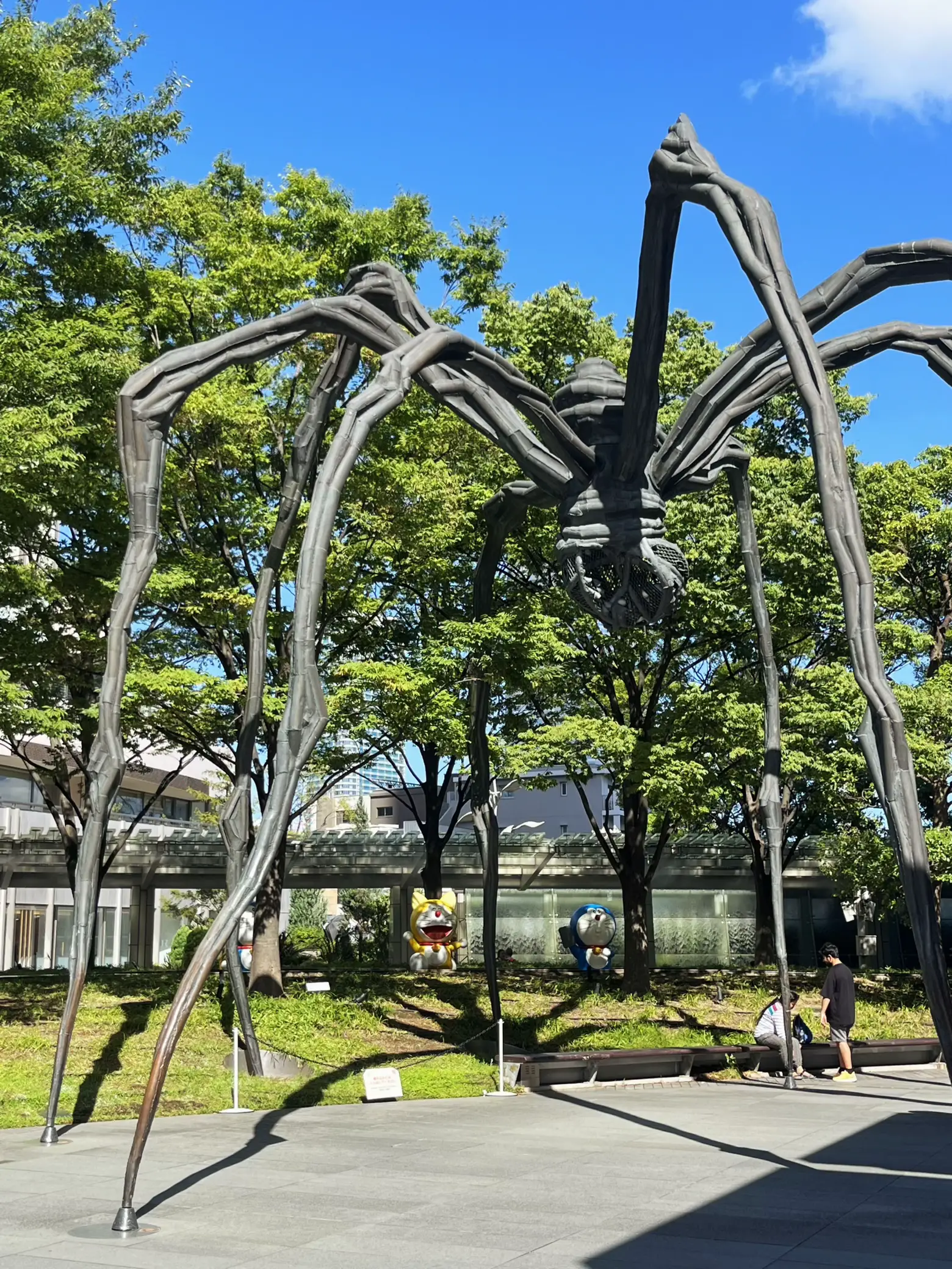 これも驚いた✨巨大な蜘蛛のオブジェ🕷️ママンって名前らしいよ ...