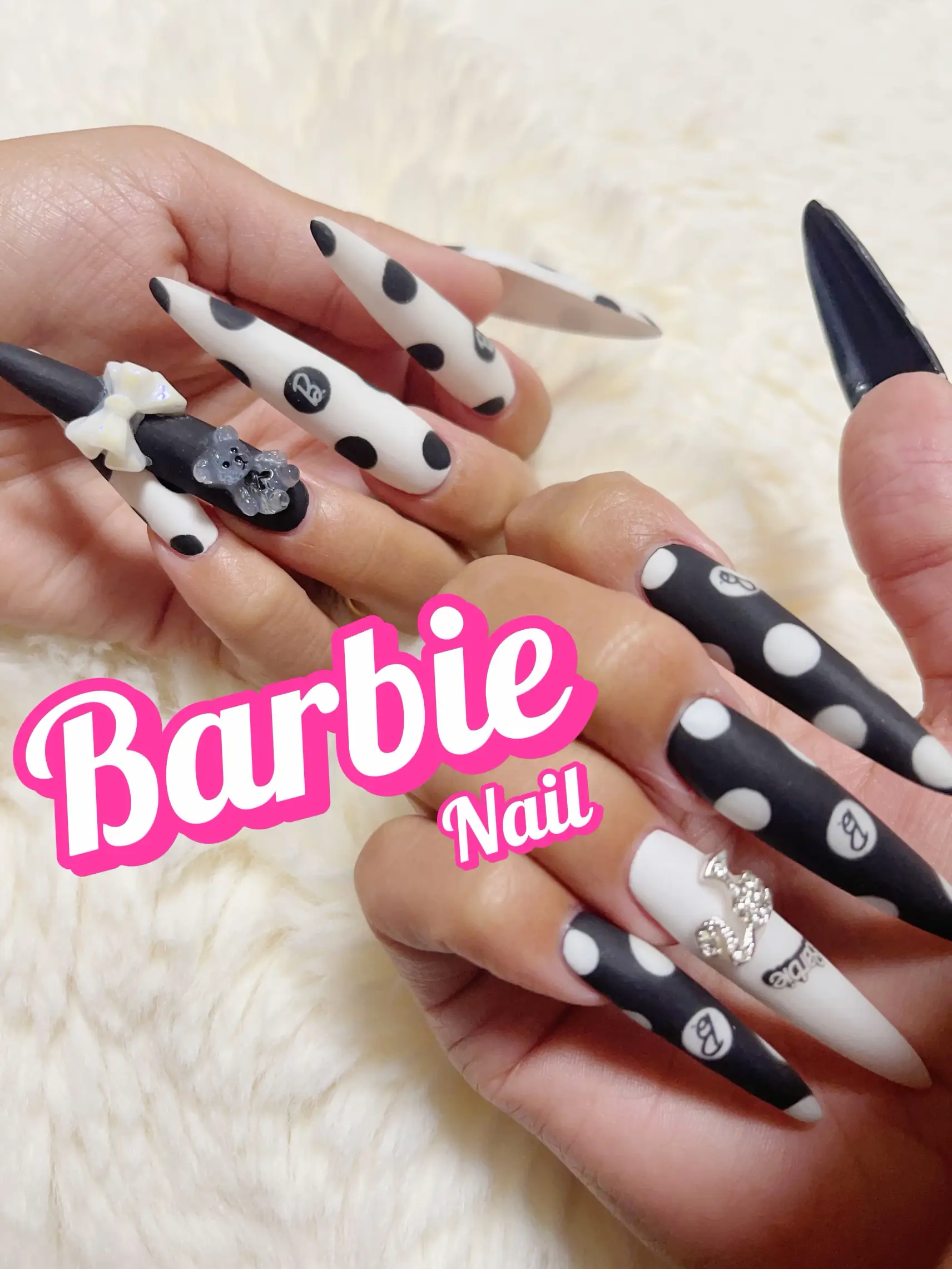 ロングネイル】Barbieネイルがめちゃくちゃカワイイ💗モノクロドットがレトロな気分 | emyが投稿したフォトブック | Lemon8